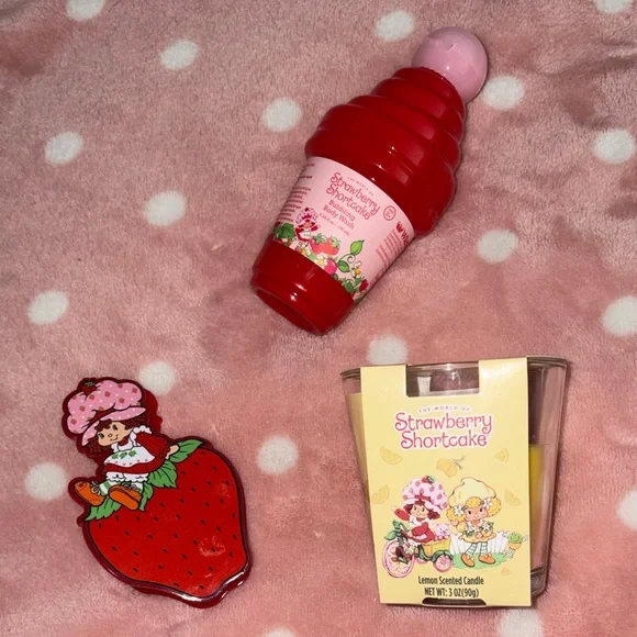 Strawberry Shortcake Gift Set (Claw Clip, Body Wash, Candle, Bag) - Picture 10 of 10